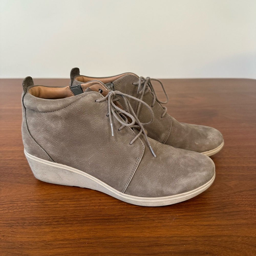 Clark’s Women’s Genuine Suede Gray sz 10 Ankle Booties